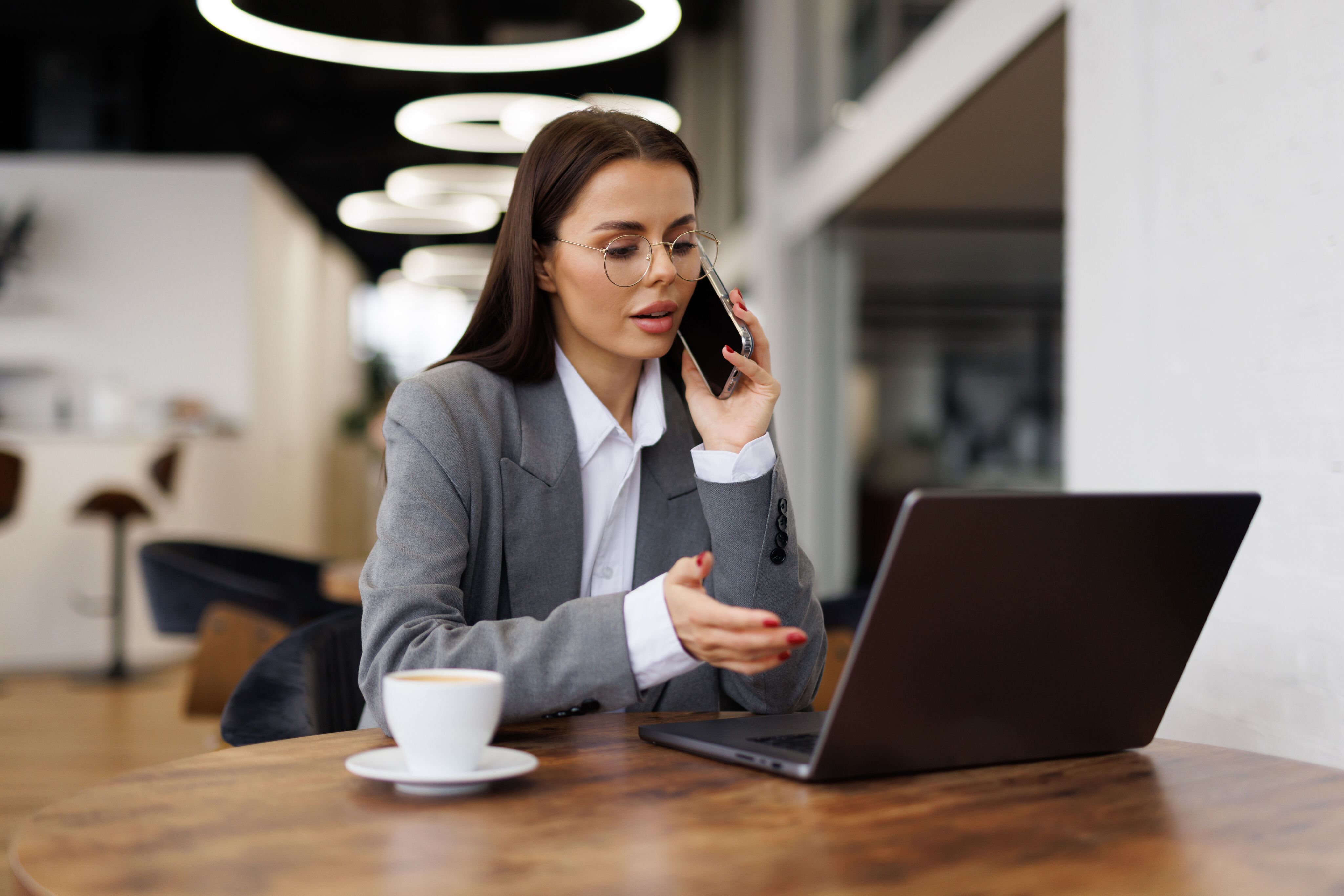 Atendente realizando um atendimento ao telefone