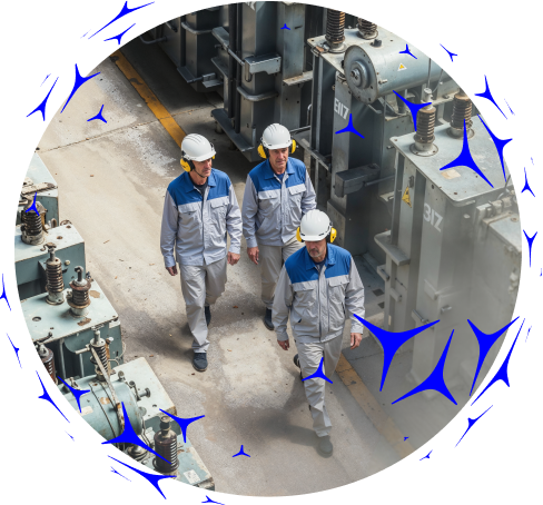 três homens com trajados com EPI em uma usina