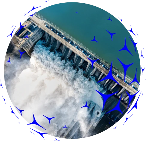 Vista aérea de uma usina hidrelétrica com água sendo liberada pelas comportas, cercada por grafismos azuis estilizados.