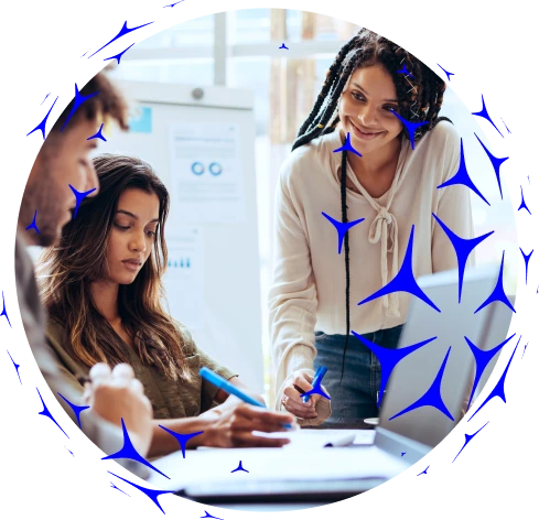Três pessoas em um trabalho colaborativo