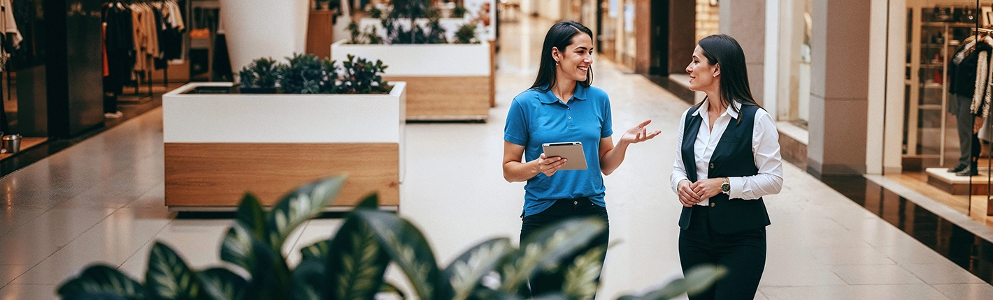 Representante comercial da AXIA conversando com cliente