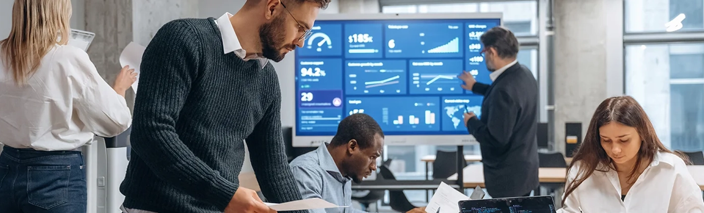 Imagem de pessoas trabalhando em um escritório