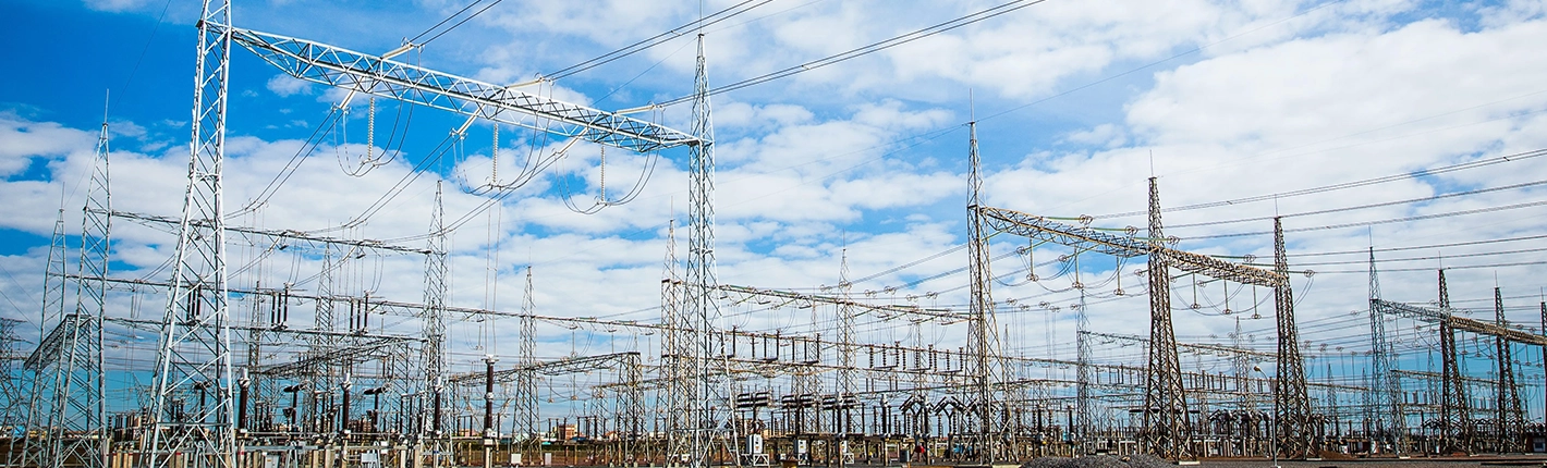 Torres de transmissão em  subestação elétrica