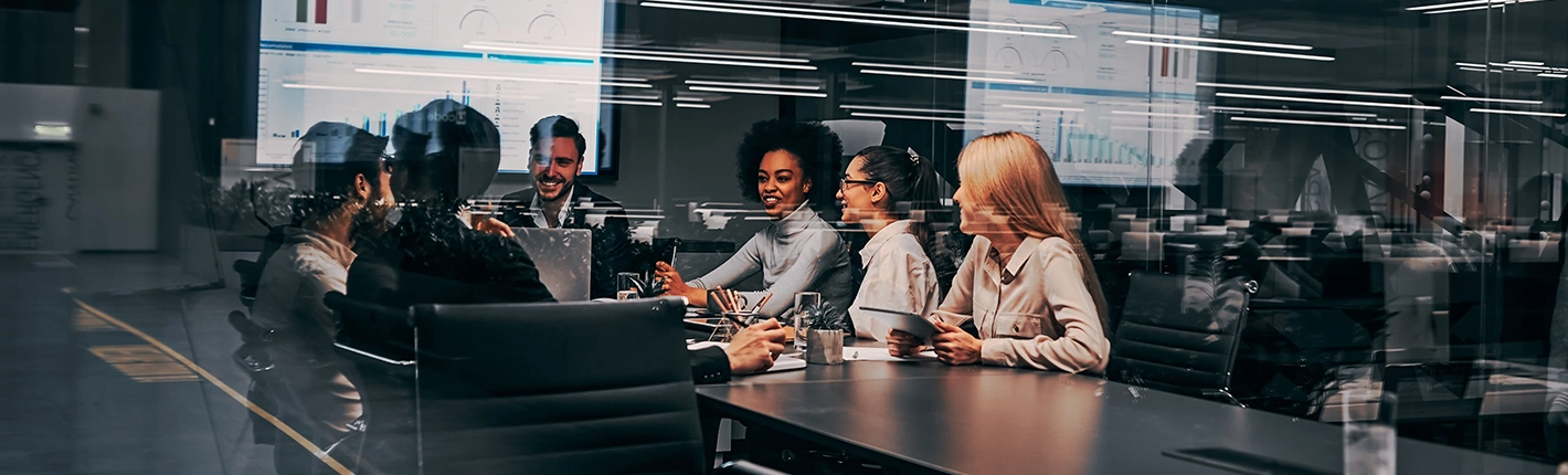 Sala em escritório com várias pessoas conversando 