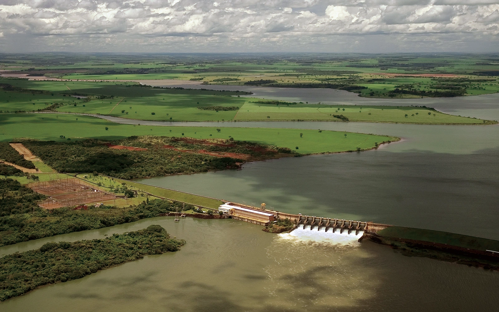 Vista aérea da usina hidrelétrica de Porto Colômbia