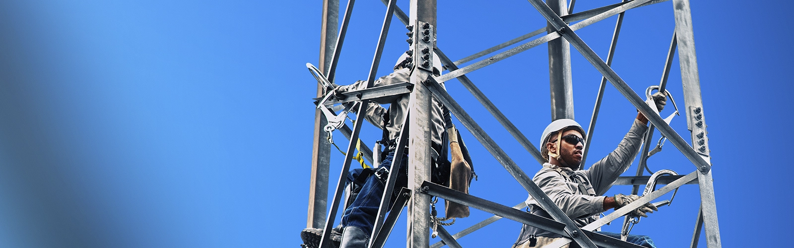 Dois técnicos trabalhando na torre