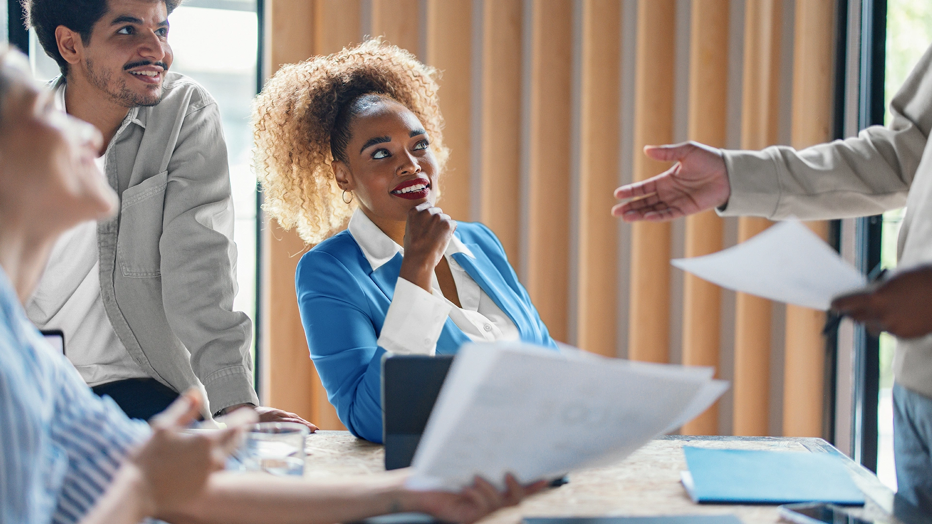 mulher corporativa em reunião
