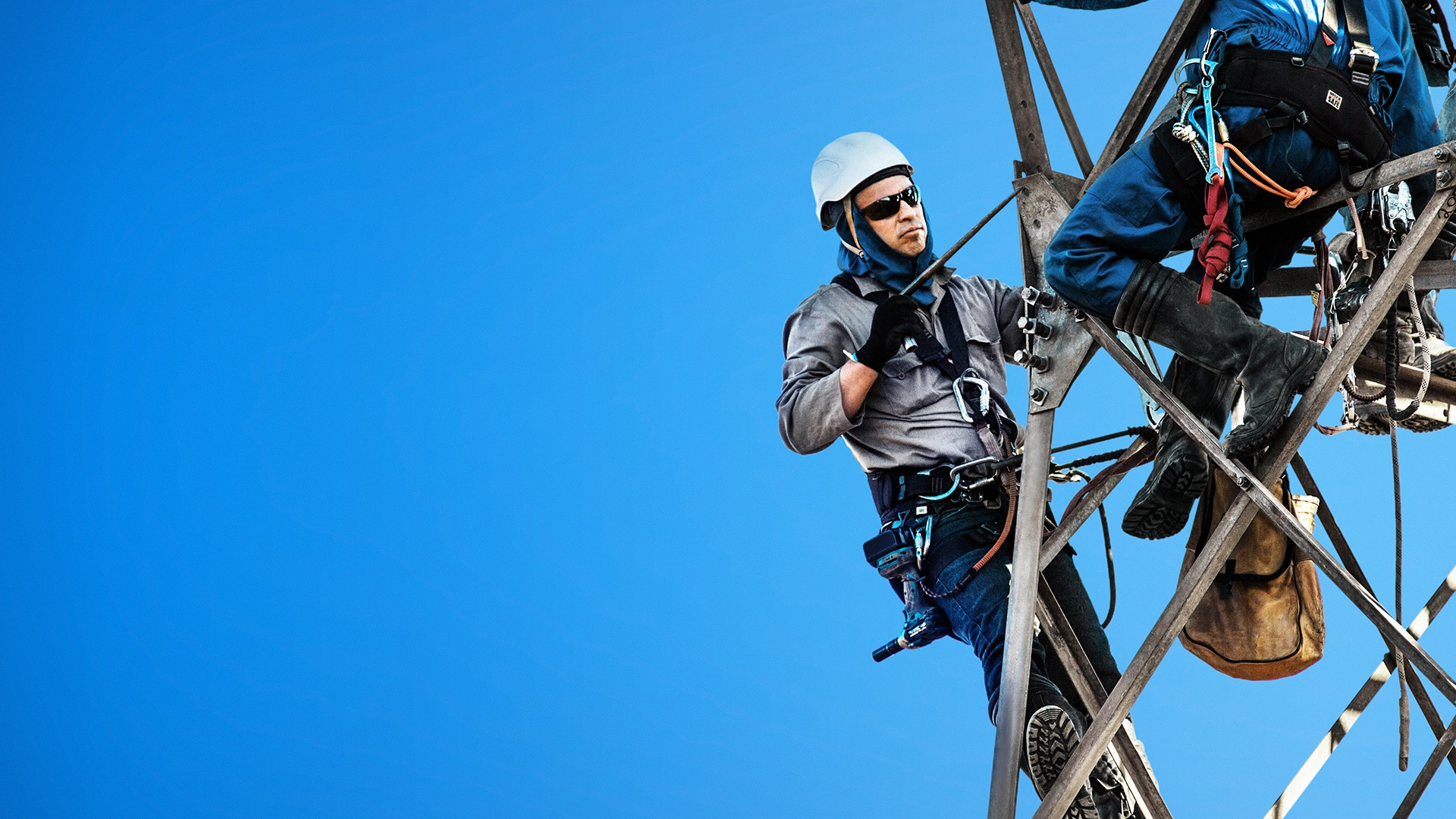homem trabalhando em torre de transmissão