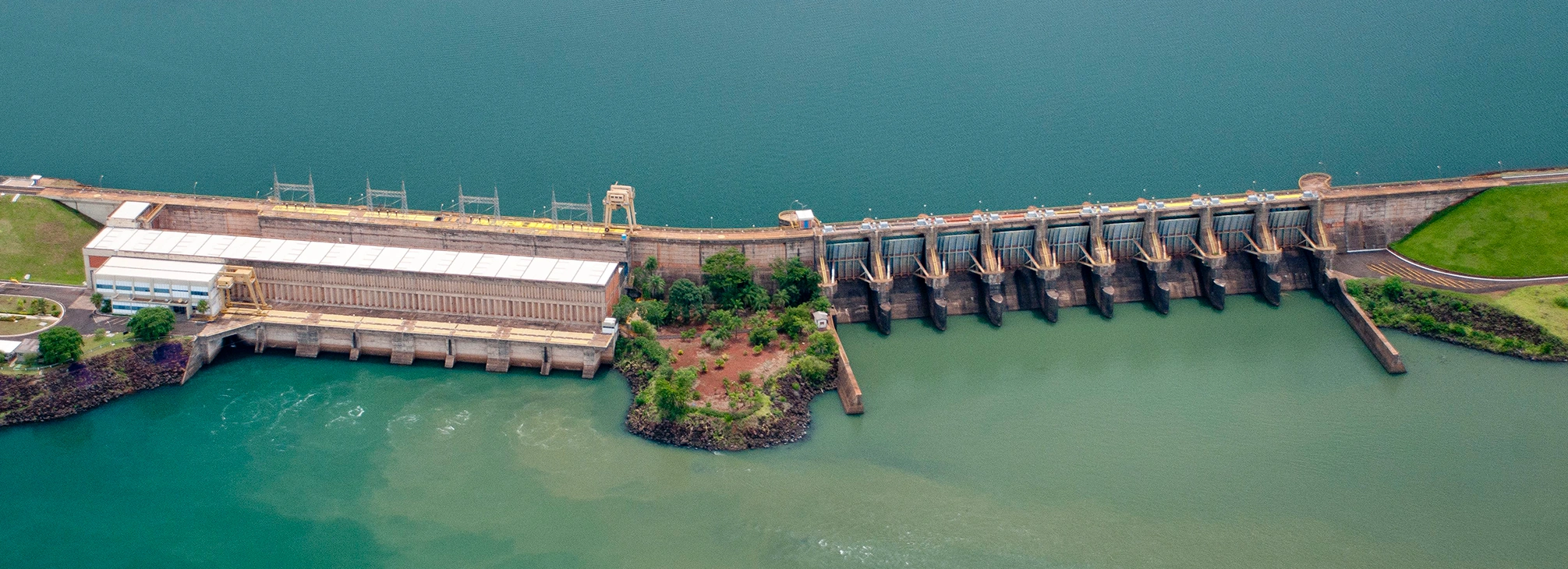 Visão aérea da Usina Hidrelétrica Porto Colômbia da AXIA Energia