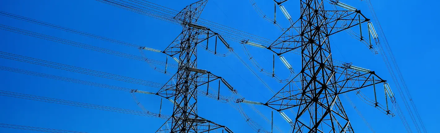 Duas torres e linhas de transmissão