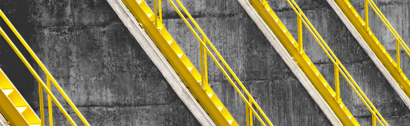 Escada amarela em usina hidrelétrica