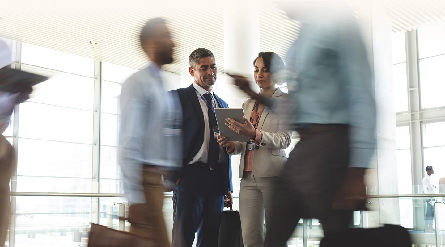 Fotos de funcionário conversando no escritório