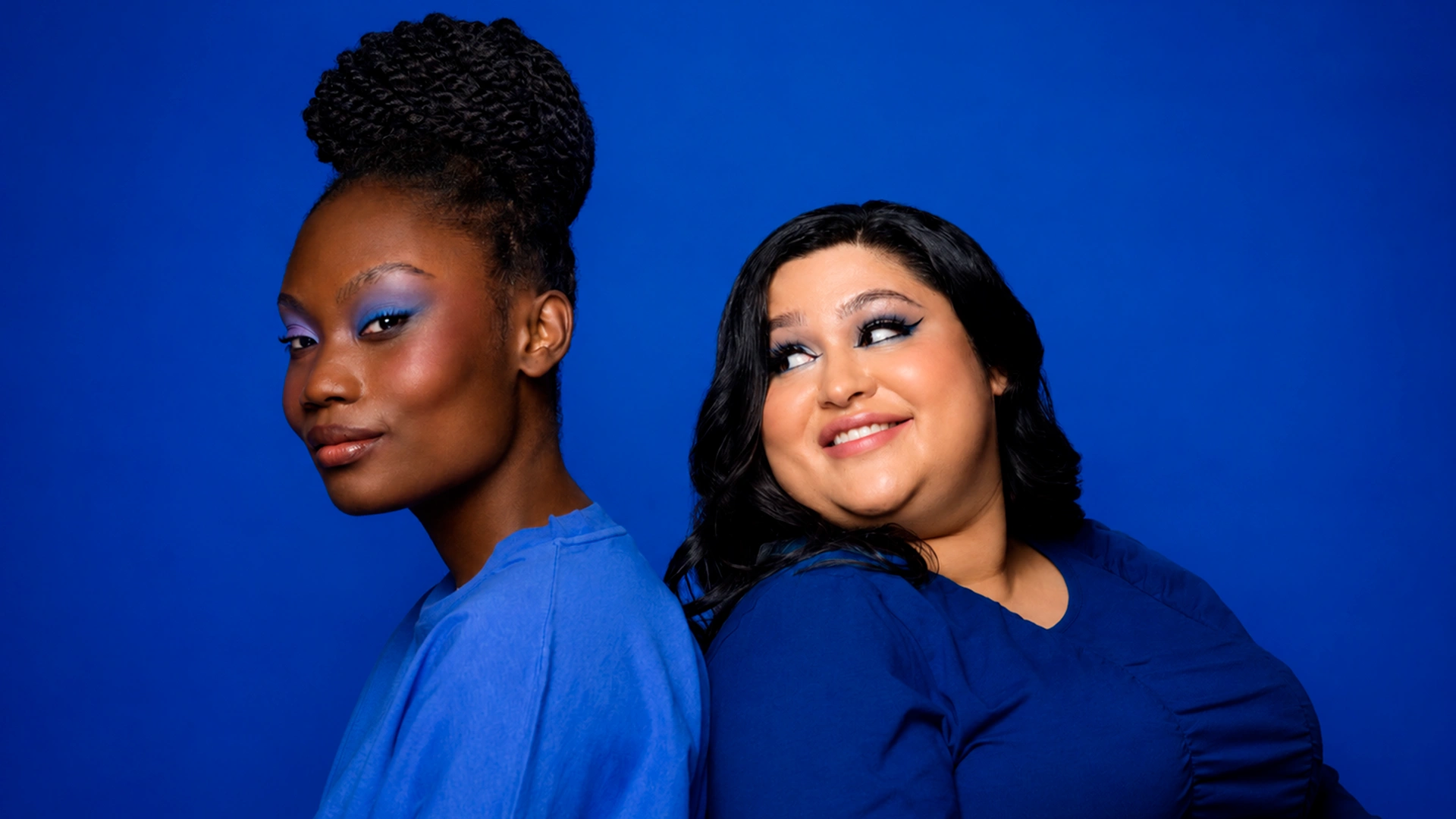 duas mulheres de costas uma pra outra se olhando
