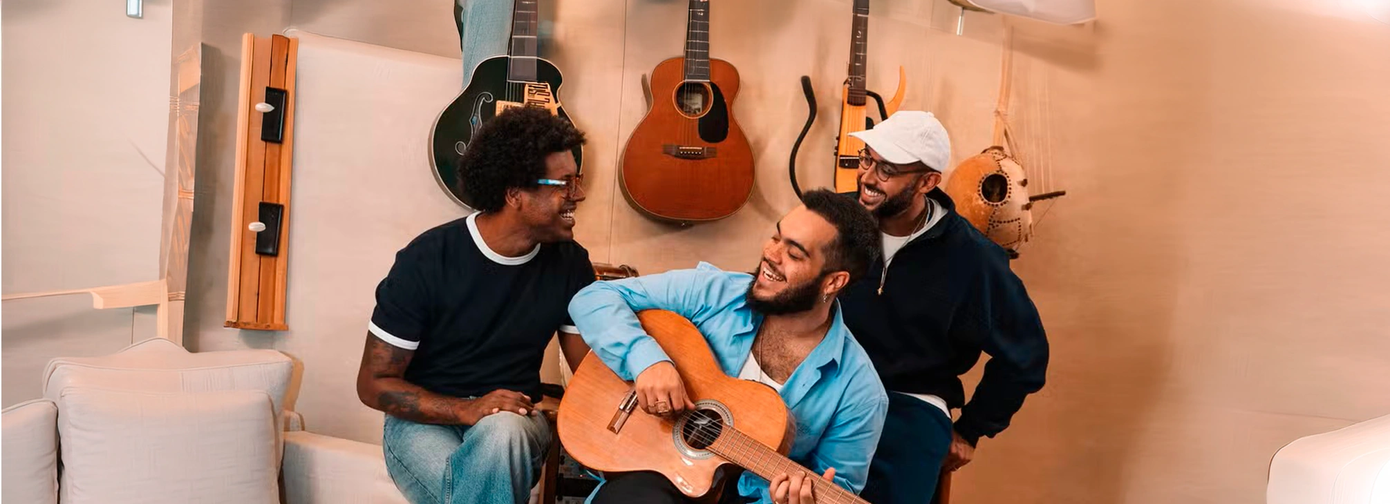 Grupo Gilsons em estúdio de gravação da música Semeia, trilha da campanha da AXIA Energia para o Rock in Rio 2026 e da playlist oficial do festival no Spotify.
