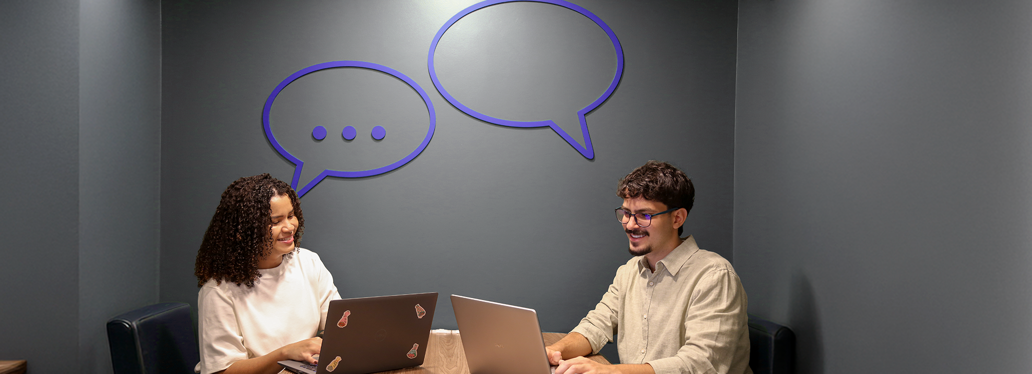 Banner do Programa de Estágio AXIA Energia 2027 mostra estudantes utilizando notebooks em ambiente corporativo, representando oportunidades para cursos técnicos e de graduação em diversas regiões do Brasil.