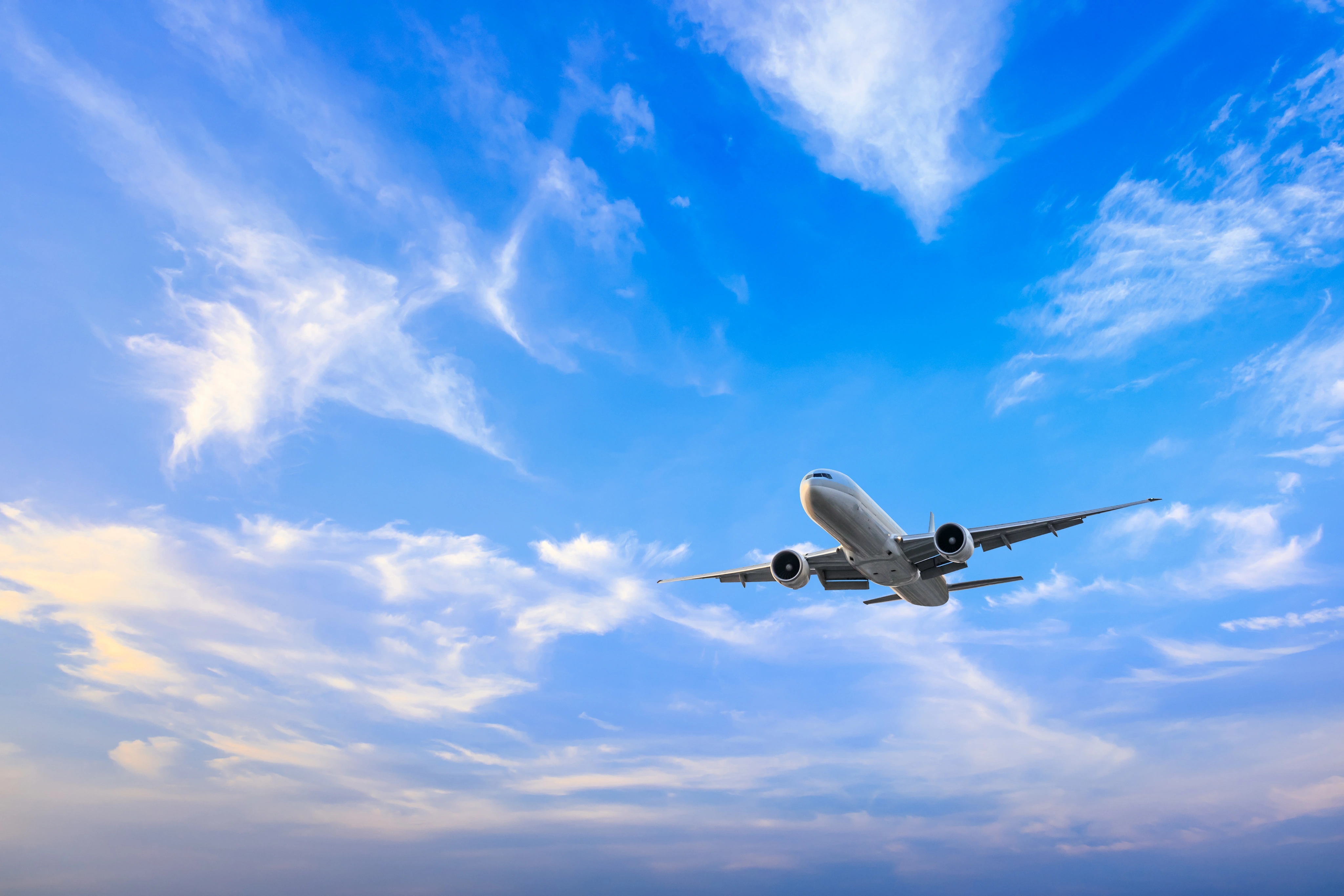 avião no céu azul