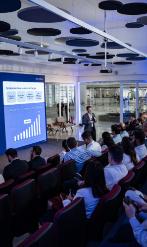 Painelista realiza apresentação durante o evento TechGrid