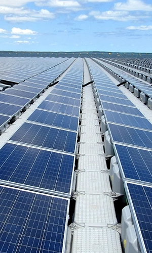 Placas fotovoltaicas com céu azul ao fundo