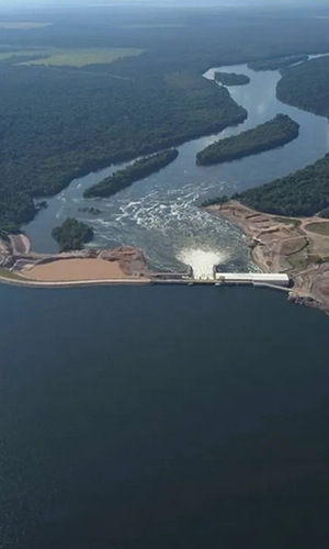 Vista área de barragem usina hidrelétrica 