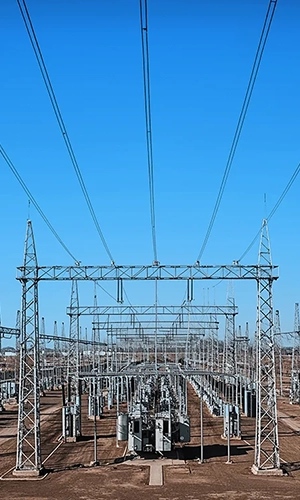 Torres de transmissão em subestação elétrica