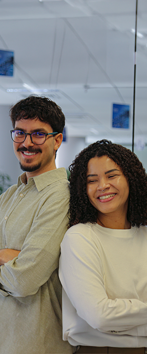 Imagem institucional do Programa de Estágio AXIA Energia 2027 com participantes em ambiente de escritório corporativo.