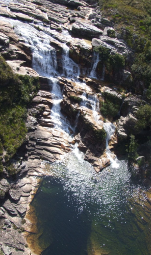 Vista aérea de cachoeira