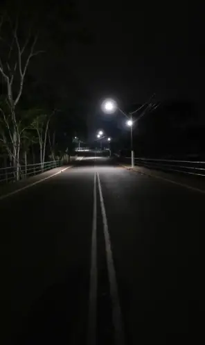 Visão de rua com pouca iluminação
