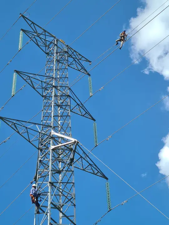 Técnicos executam serviços de comissionamento e manutenção em torre de transmissão da AXIA Energia no Centro-Sul do Paraná, contribuindo para a confiabilidade e segurança da rede elétrica.