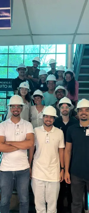 Equipe de jovens do time Avante usam capacete EPI branco durante evento EletroQuad