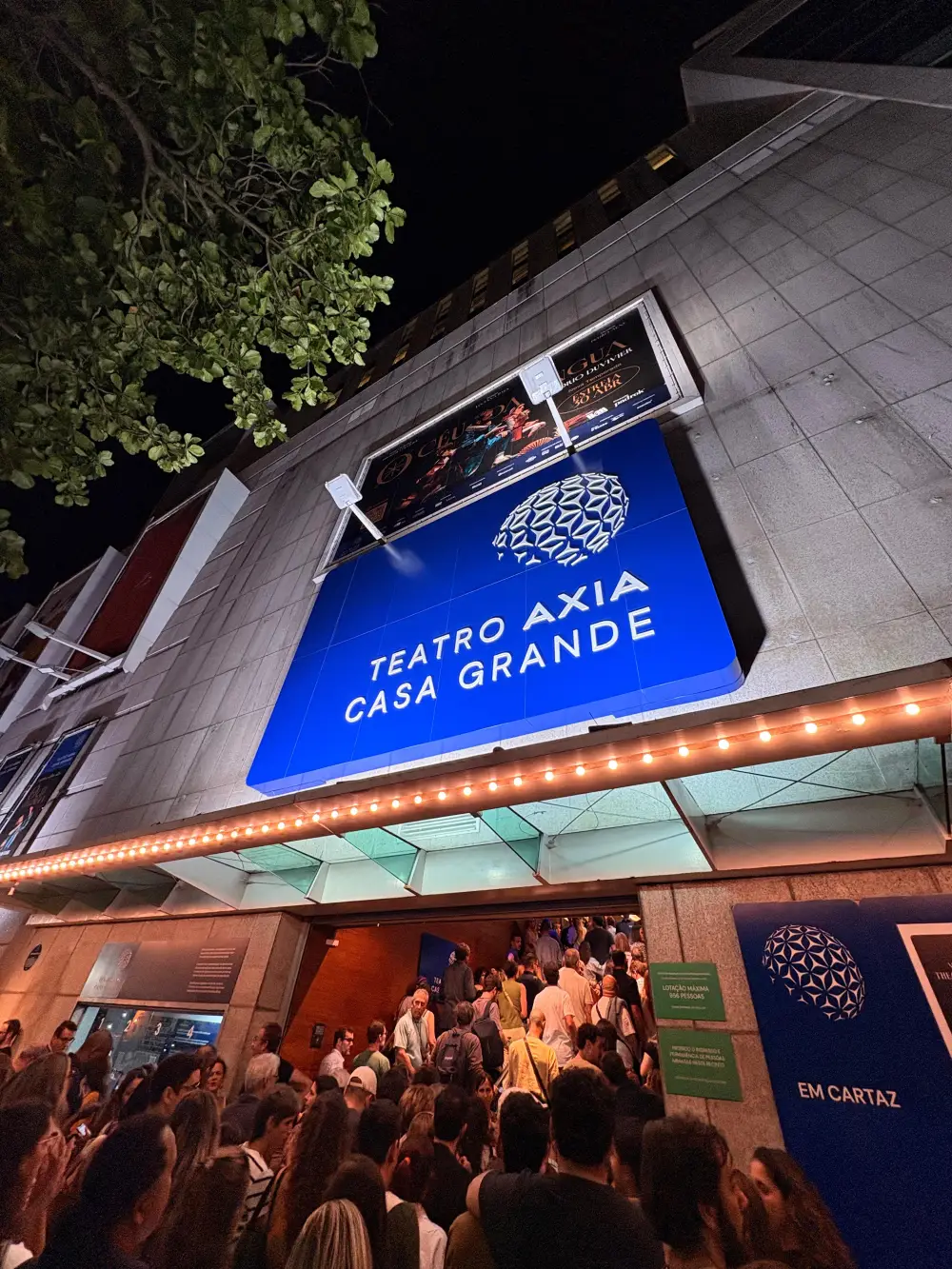 Público sobe a escada da entrada do Teatro AXIA Casa Grande