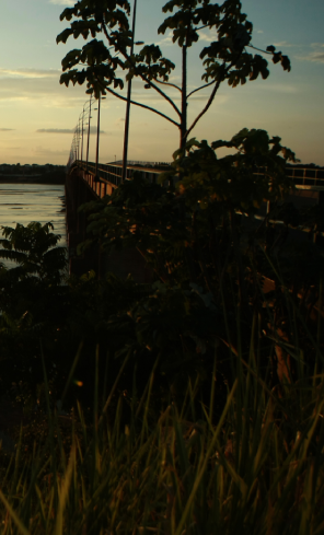Pôr do sol em rio no estado de Roraima