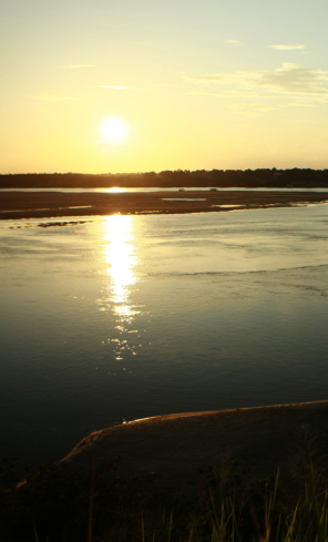 Pôr do sol em rio no estado de Roraima