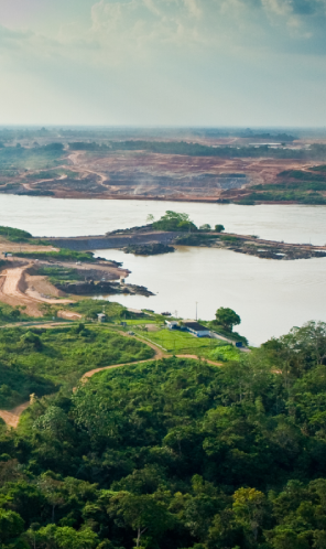 Vista aérea de rio na região Amazônica