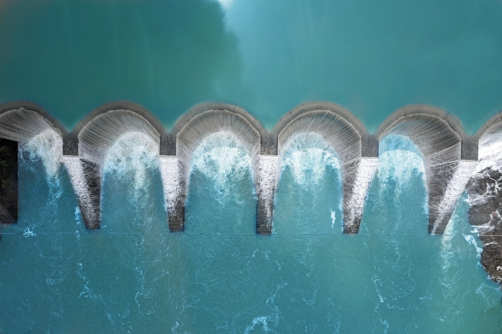 Vista superior do vertedouro de Colider